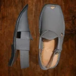 Side profile of the Danedar Peshawari Bera Chappal's open-toe build
